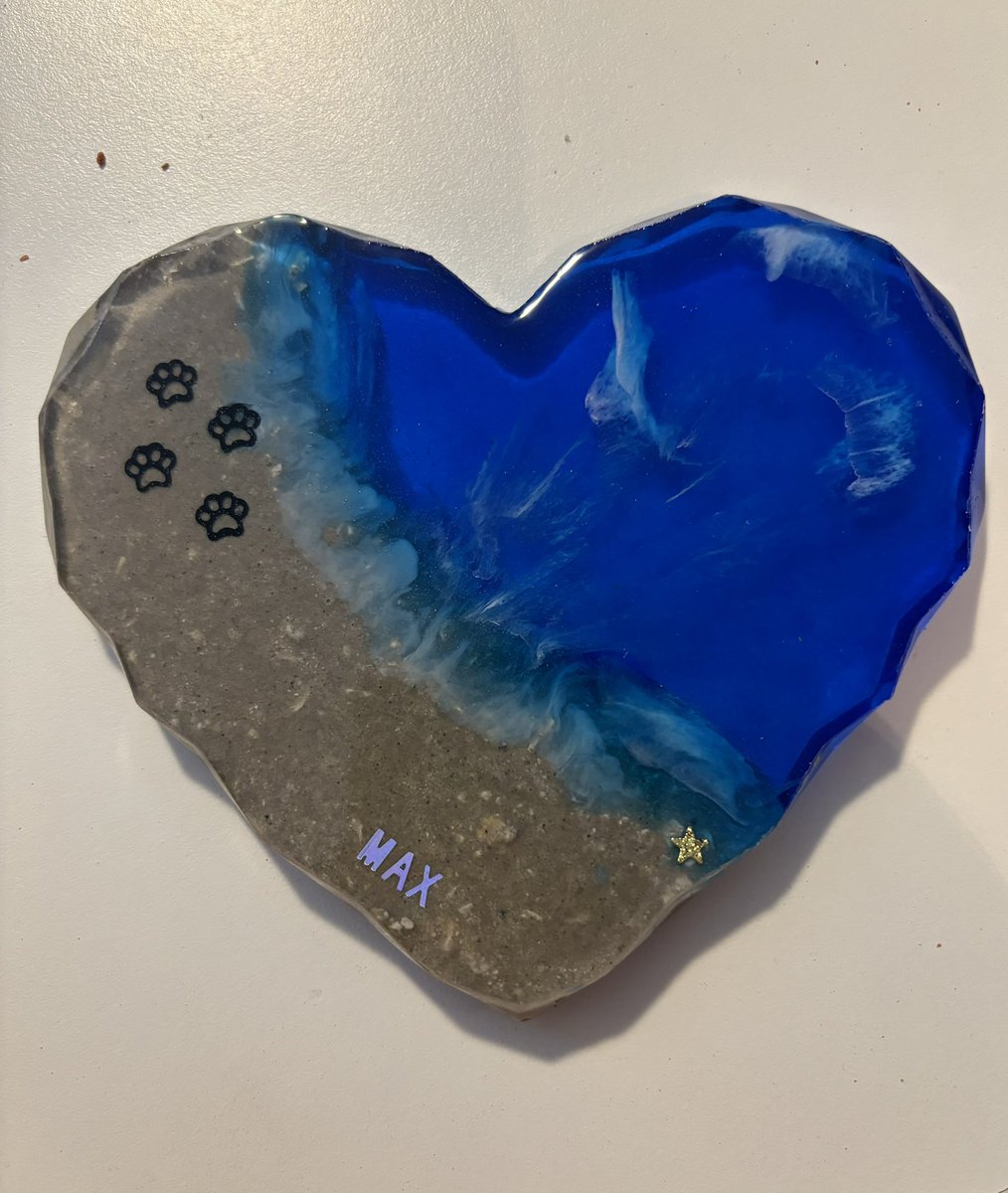 One of the assistants at Max’s vet made this lovely resin heart for me. Living in White Rock BC, Canada, Max loved going for walks on the beach. In this piece, “the beach” was made using Max’s ashes. Thank you to Beth for making this beautiful remembrance. 💙