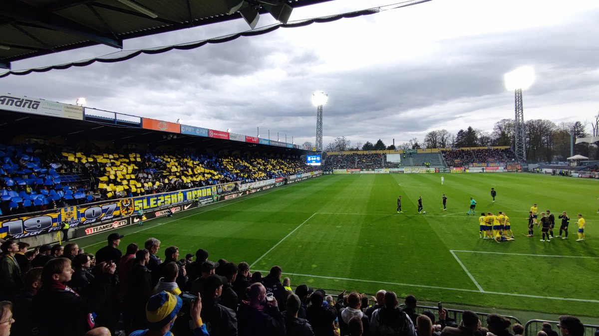 ultrasopavacz's tweet photo. Molcup: SFC Opava 0:2 AC Sparta Praha
👥 6583 diváků
🔥 fanatismus na F i G
💪 takto se hraje za Opavu
🖼️ kartoniada + choreo s pyrem
👌 po letech plný sektor hostí
🥺 tyčka

#molcup #opaspa #ceskyfotbal #opava #opavopojdme #sfcopava #opavaci #nota_azienda https://t.co/tlapcAGPY0