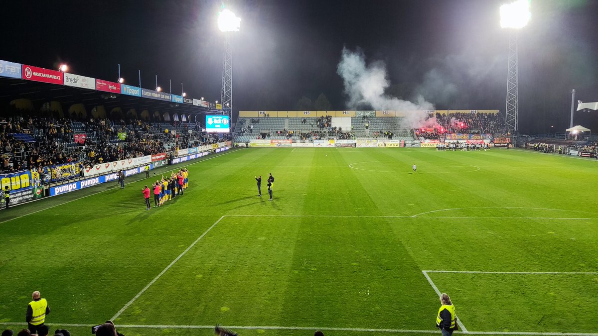ultrasopavacz's tweet photo. Molcup: SFC Opava 0:2 AC Sparta Praha
👥 6583 diváků
🔥 fanatismus na F i G
💪 takto se hraje za Opavu
🖼️ kartoniada + choreo s pyrem
👌 po letech plný sektor hostí
🥺 tyčka

#molcup #opaspa #ceskyfotbal #opava #opavopojdme #sfcopava #opavaci #nota_azienda https://t.co/tlapcAGPY0