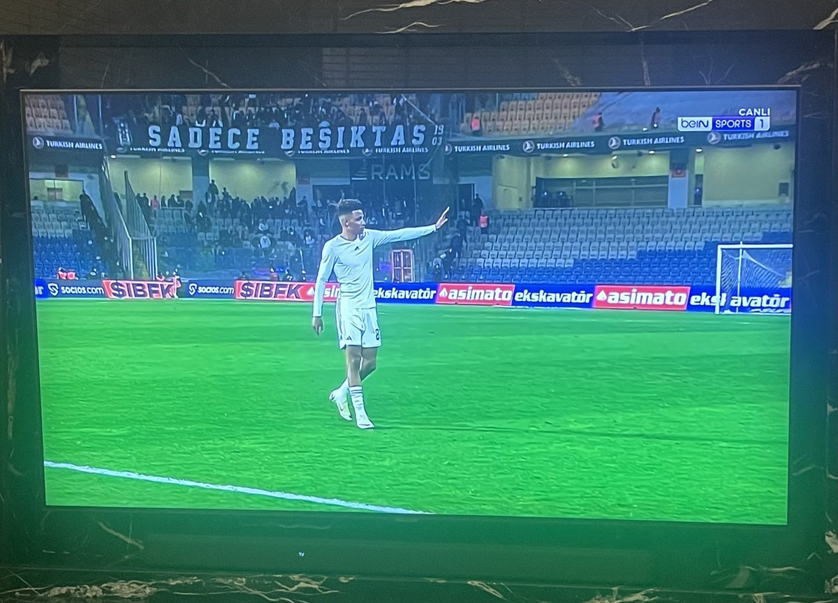 İzlemesi zor, temposuz, son dakikalarda 3 puanı kaçırdığımız bir maç oldu. 1 - 0’ı bu kadar koruma stratejisi manasız. Semih’imizi de orjinal pozisyonunda izleyelim artık. Abou’yu izlemez isek bir şey kaybetmeyiz. Kalecimiz Ersin ile de sezon sonu vedalaşmak şart. Emirhan…