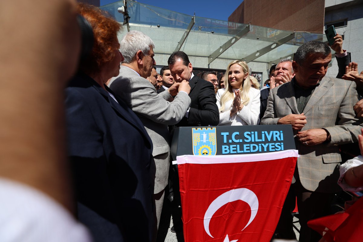 bpthaber's tweet photo. CHP'li Silivri Belediye Başkanı Bora Balcıoğlu mazbatasını aldı: "Artık soğuk değil"