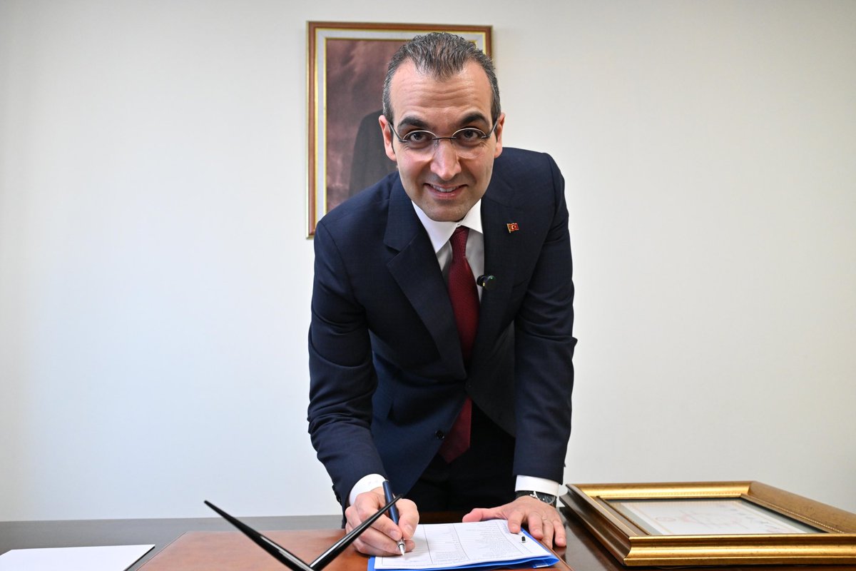 Şişlililerin teveccühüyle layık görüldüğüm onurlu görevde ilk imzamı; kadim kentimizin değerlerini, yurttaşlarımızın haklarını, ranta karşı yaşamı korumak için birlikte  mücadele verdiğim değerli dostum <a href="/tayfun_kahraman/">Dr. Tayfun Kahraman</a>’ın kalemiyle attım. 

Yurdumuzu; aydınlığa, özgürlüğe,