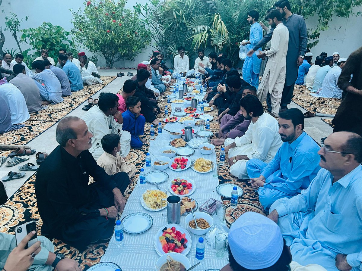 DadaHalepoto's tweet photo. فخرایشیا قائد عوام شہید ذوالفقار علی بھٹو کی45ویں برسی کی تقریب پاکستان پیپلز پارٹی کے رکن سندھ اسمبلی ڈاڈا حاجی محمد ھالیپوٹو کی رہائشگاہ ھالیپوٹہ ھائوس ماتلی پر عقیدت و احترام کے ساتھ منعقد کی گئی۔جس میں قرآن خوانی اور افطاری کا اہتمام کیاگیا
#SalamShaheedBhuto https://t.co/5XX8NJPVwV