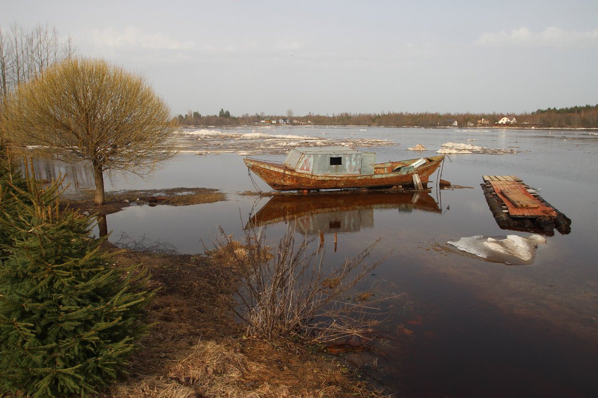 Спасатели взрывают лëд в устье Паши, чтобы избежать паводка.