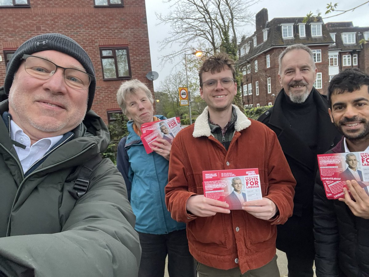 Brilliant Herne Hill @LambethLabour team out near Ruskin Park tonight inc @DeepakSardiwal_ @RoryWeal listening to residents & campaigning for our excellent Mayor @SadiqKhan #labourdoorstep