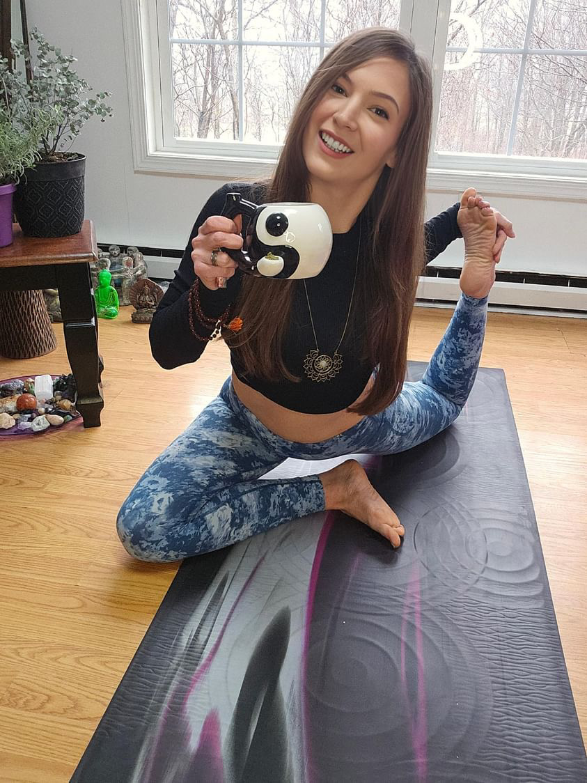 @ganjajes_ looking very zen with the #RoastandToast yin-yang mug! #stonergirl #smokeweed #coffeeandcannabis #weedlovers #ganja #420friendly