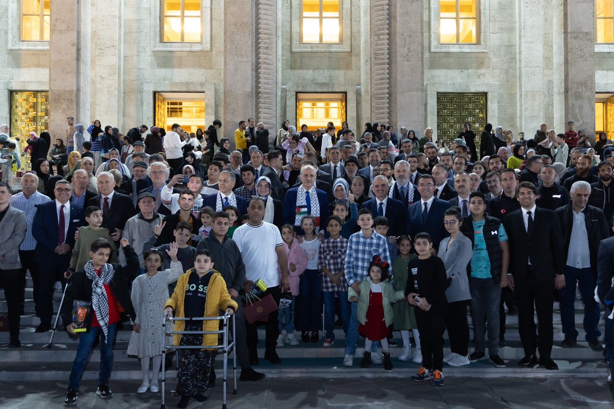 Türkiye Büyük Millet Meclisi Başkanımız Numan Kurtulmuş, Mecliste, İçişleri Bakanlığı tarafından Türkiye’de misafir edilen Gazzeli ailelerle iftar programında bir araya geldi.