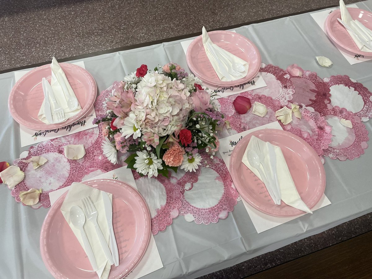 Ms. Kosakoff outdid herself this year for the annual #MotherDaughterDinner 💐✨🎀 🌸 🌷 @TeachMitch <a href="/OSchoolsPR/">Oceanside School District #OSD_NY</a>