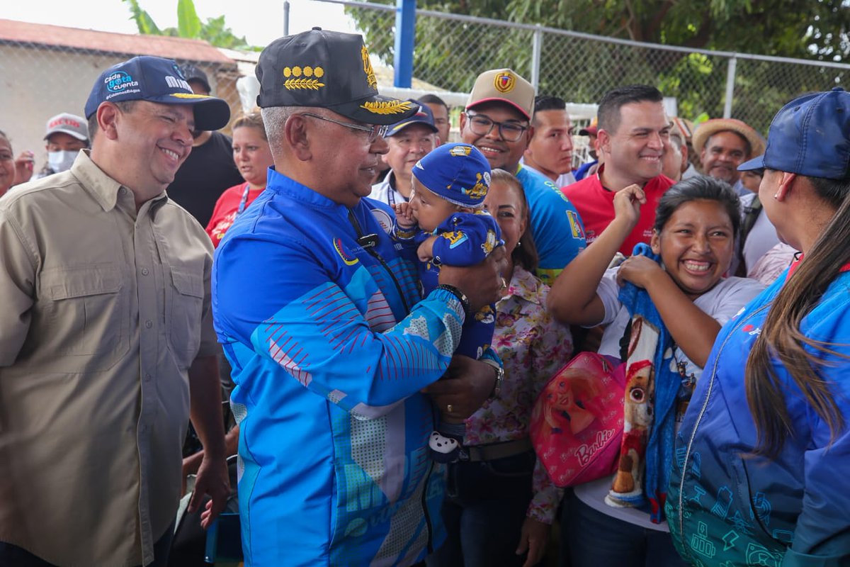 viceservicios's tweet photo. #Entérate || G/J @NestorLReverol: En esta nueva jornada de Servicios Públicos en la parroquia Antonio Borjas Romero, en Maracaibo con el acompañamiento de los integrantes de la #VPSOPS, se atendieron más de mil 120 casos del 1x10 del Buen Gobierno

#VenezuelaAntiFascista https://t.co/CBSuF5QnZz