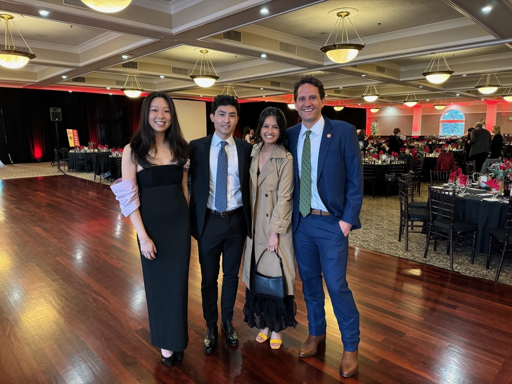 🥂👩🏼‍🚒 San Jose Fire Fighters Burn Foundation hosted the American Heroes Charity Gala to honor Burn Survivors. PGY3 residents, Drs. A. Hu, M. Silverstein, P. Yesantharao, & SCVMC Burn Center Medical Director Dr. C. Sheckter, attended the inspiring event. It was a great night! 🌃