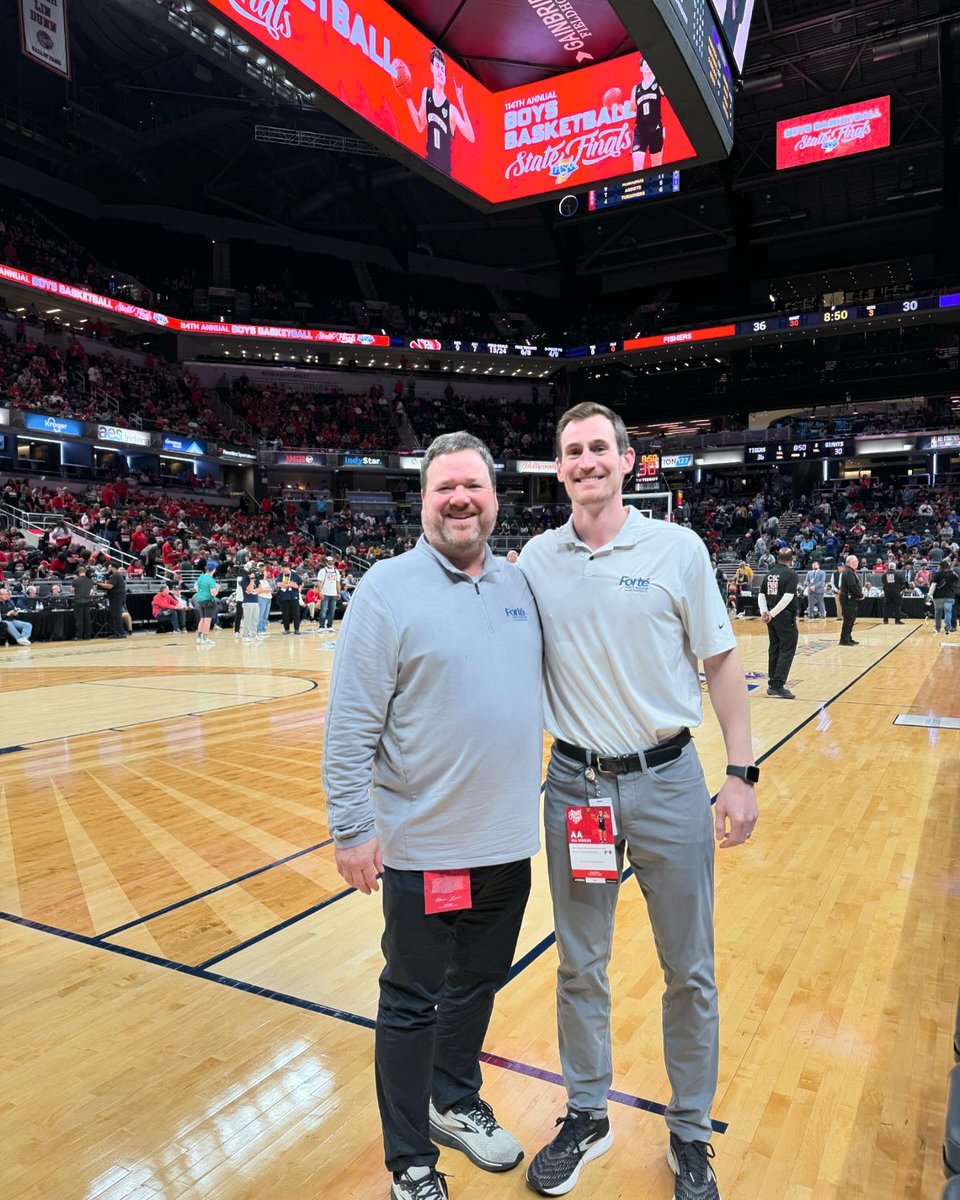 Dr. Thomas Klootwyk and Dr. Andrew Wohler covered the boys basketball state finals this past weekend with athletic trainers Adam Crosby and Jon Ramos. We’re proud to be official sports medicine provider of the @IHSAA1. Congratulations to all the teams on a great season!