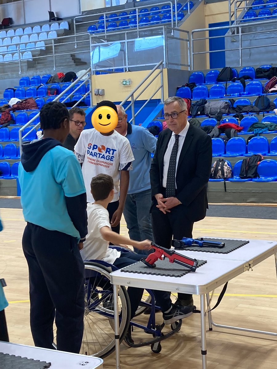 dsden18's tweet photo. Journée du sport partagé @UnssCher 🤺au @CREPSduCentre 
Un apprentissage du mieux vivre ensemble. 
M. le Directeur académique découvre les ateliers. https://t.co/v8VcHPkws4