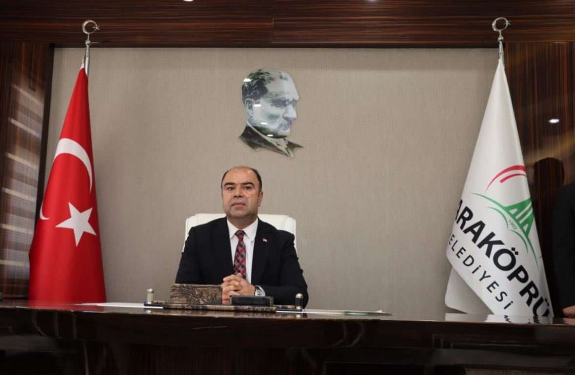 Kıymetli arkadaşım Sn.Av.Nihat Çiftçi’yi yeniden Karaköprü Bld. Bşk’lığına seçilmesinden dolayı tebrik ediyorum. Yaptıkları yapacaklarının teminatıdır söyleminden yola çıkarak Karaköprü’ye daha güzel hizmetler yapacağına inancımız tamdır <a href="/nihatcftc/">Nihat ÇİFTÇİ</a> <a href="/mehmetgazeteci/">MehmetCanbeyli (Gazeteci)</a> <a href="/Celalciftcitr/">Celal Çiftçi</a>