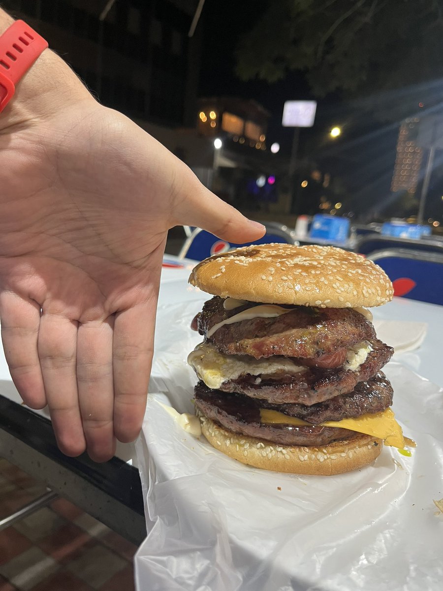 Vine a GDL y ayer pedí una “hamburguesa especial” bien confiado, creyendo que lo “especial” nomas era agregarle piña y tocino, y sopas que me trajeron esta madresota como de un kilo 🫠 🍔