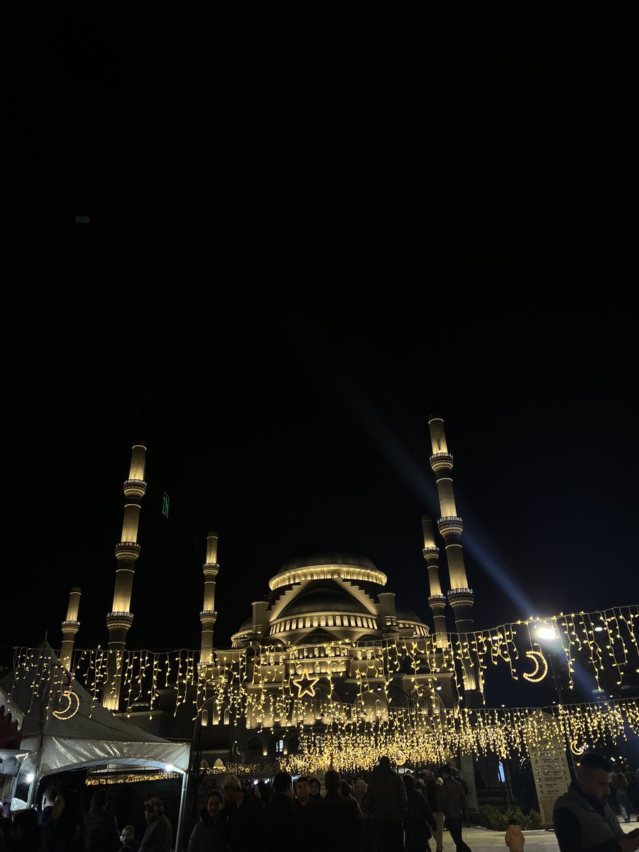 umranbarcin's tweet photo. Bu şehrin en sevdiğim yanı ramazan coşkusu.Teşekkürler sahurdaki kebapçılar,teşekkürler ramazan sokağındaki macuncular,teşekkürler canım arkadaşlarııımm 🥹 https://t.co/xluWhRetCr