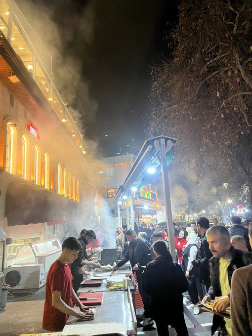 umranbarcin's tweet photo. Bu şehrin en sevdiğim yanı ramazan coşkusu.Teşekkürler sahurdaki kebapçılar,teşekkürler ramazan sokağındaki macuncular,teşekkürler canım arkadaşlarııımm 🥹 https://t.co/xluWhRetCr