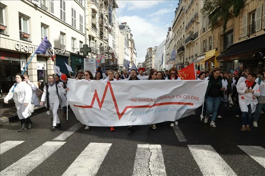 Fransa'da ücretlerinde artış isteyen evde bakım hemşireleri gösteri düzenledi Fransa'nın başkenti Paris'te, 2009'dan beri değişmeyen ücretlerinin artırılmasını talep eden yüzlerce evde bakım hemşiresi, protesto düzenledi.