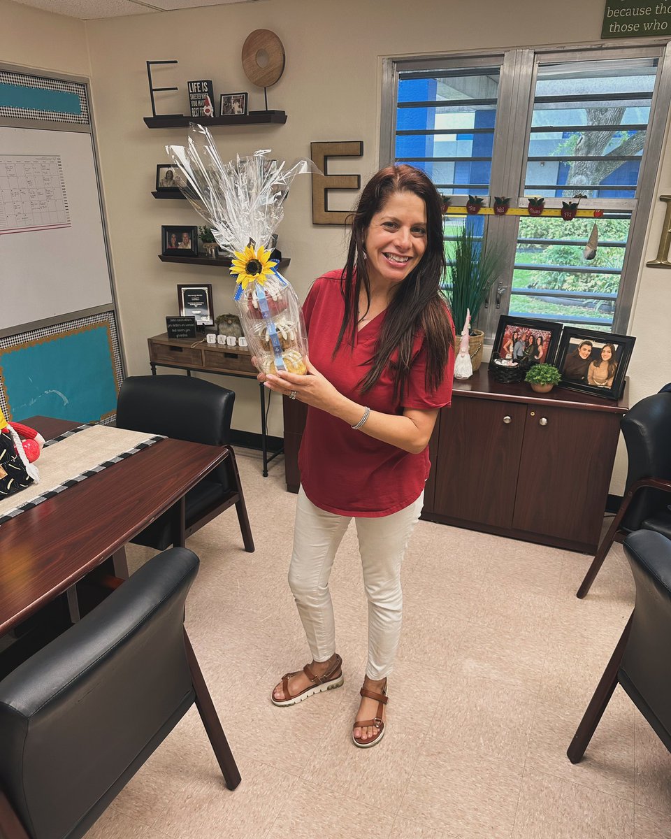 Happy National School Librarian Day to Mrs. Bauza! 🎉 Thank you for your dedication to inspiring young minds through the love of books and learning. You’re amazing! 🌟📚#BTEFalconsFlyHigh 🦅🚀 #YourBestChoiceMDCPS @MDCPSSouth @MDCPS @SuptDotres @MonicaColucciD8