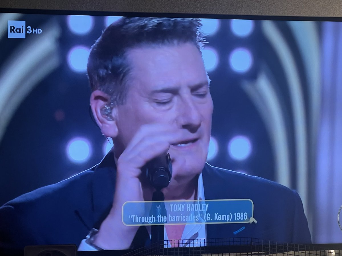 GeppiC's tweet image. Non so descrivere l’emozione di averlo qui con questa versione meravigliosa di Trough the barricades♥️ #tonyhadley #splendidacornice