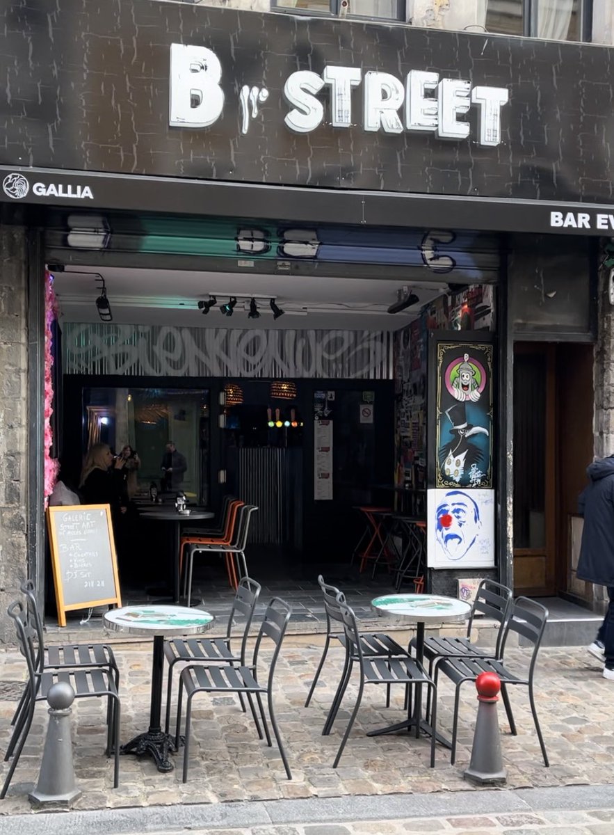 duhamel_vanessa's tweet photo. Rue de Gand, Christophe et Dorothée Caron ont voulu « démocratiser l’art » et le rendre accessible à ceux qui trouvent intimidant de pousser la porte des galeries d’art. Premier vernissage réussi ce soir au #BStreet nouveau bar-galerie, de l’artiste de #streetart Kawan dont on commence à voir fleurir les œuvres dans les rues de #Lille.
#Kawan
