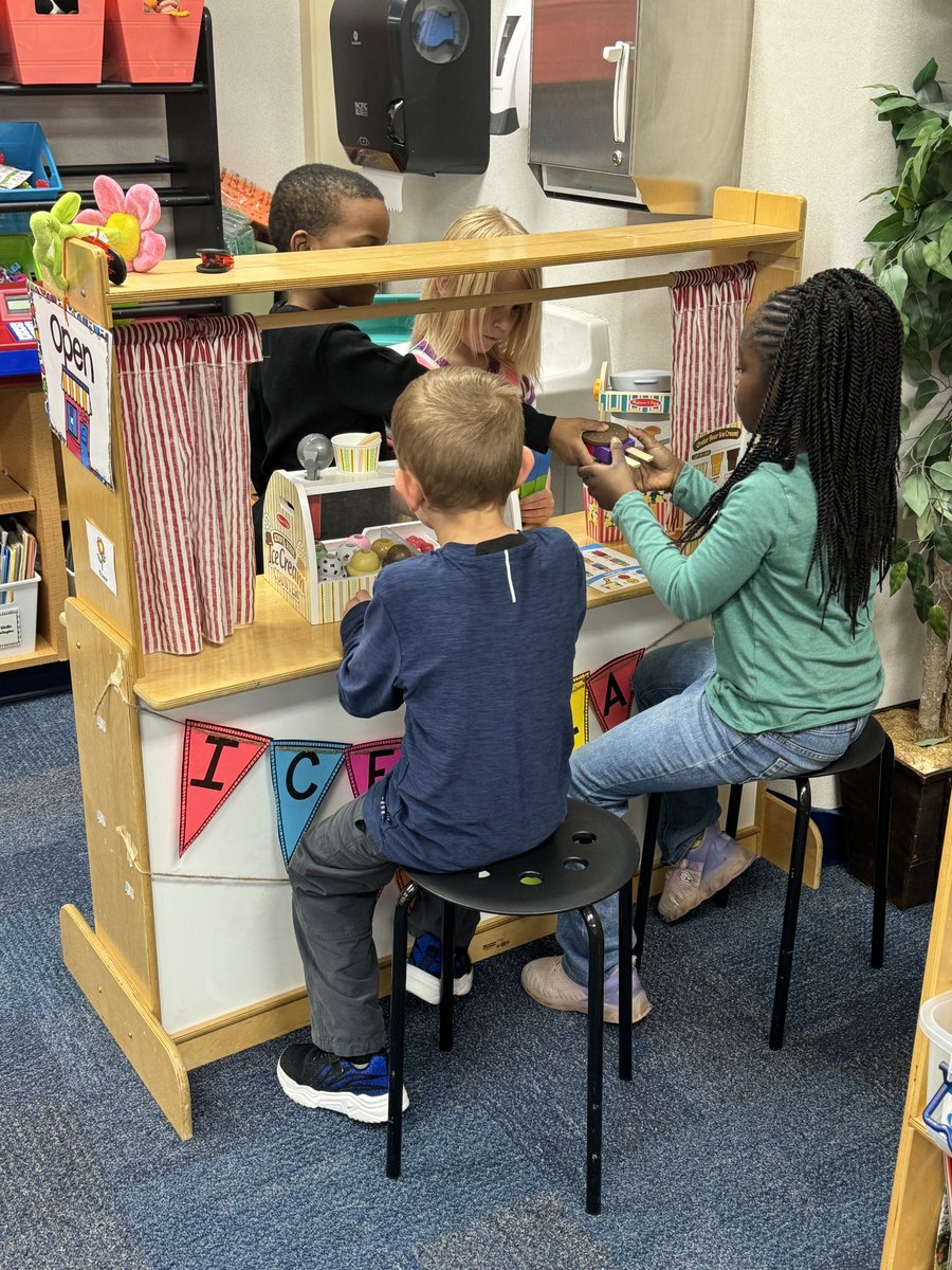 MrsVicsClass's tweet photo. Our dramatic play area has transformed into an ice cream shop! Students are enjoying being the costumers and workers 🍦#dramaticplay #orallanguagedevelopment https://t.co/PEUVTj9TT9