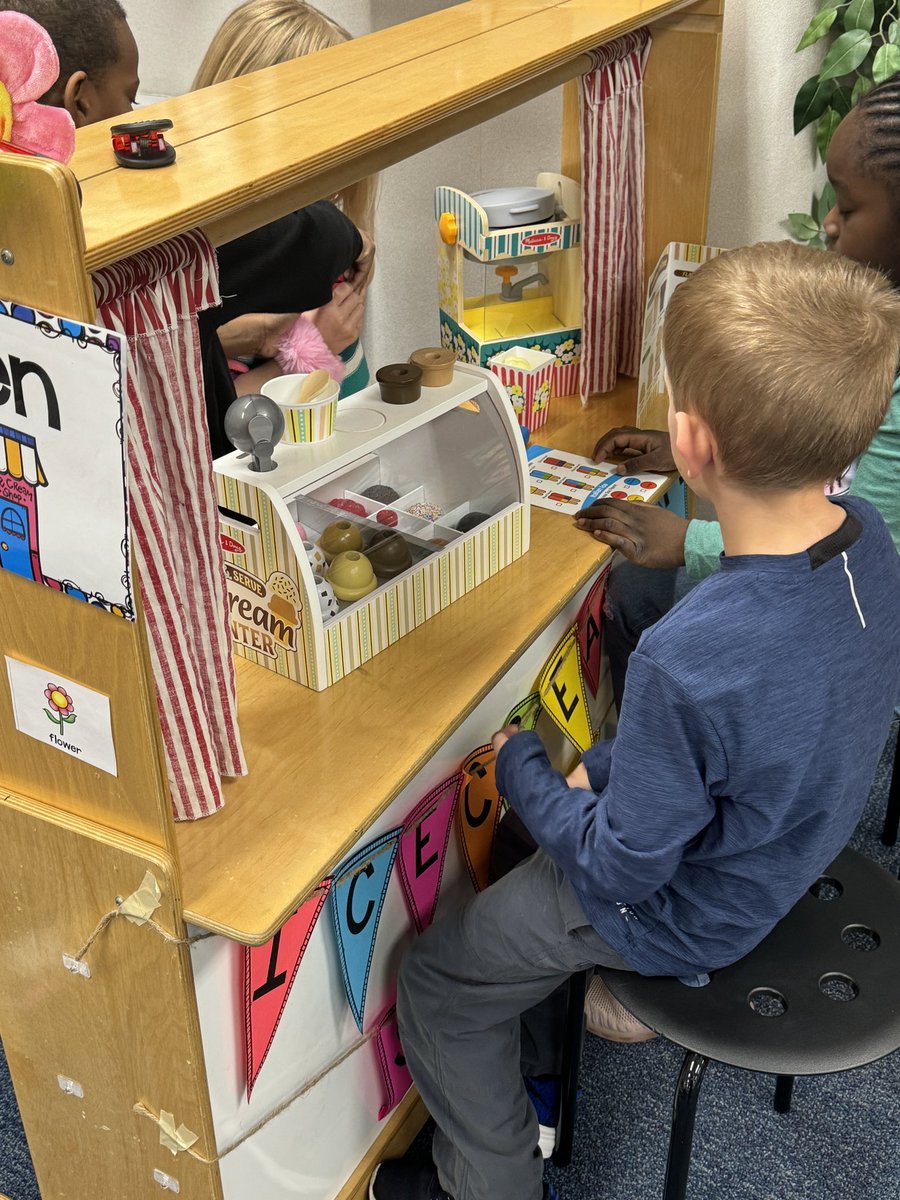 MrsVicsClass's tweet photo. Our dramatic play area has transformed into an ice cream shop! Students are enjoying being the costumers and workers 🍦#dramaticplay #orallanguagedevelopment https://t.co/PEUVTj9TT9