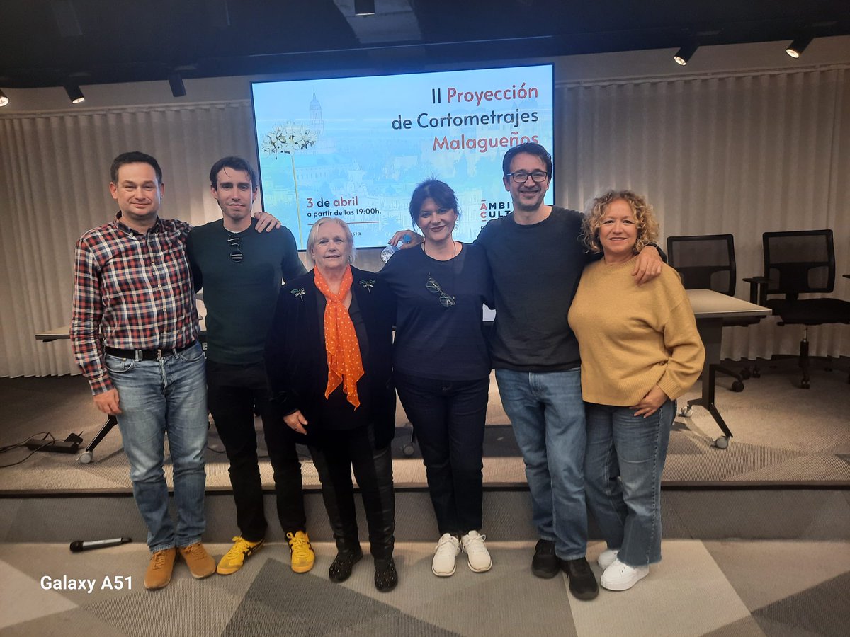 Cortodemetraje's tweet image. Ayer pasamos una tarde maravillosa haciendo lo que más nos gusta, ver #cortos con muy buenos amigos en el @ambitocultural de @elcorteingles. Gracias a tod@s los que lo hicisteis posible 

Nos vemos muy pronto

#elcortoescine