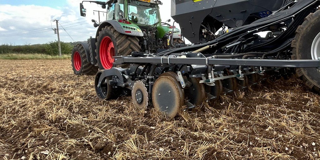 The hydraulically adjustable weight transfer system on the #FETF eligible EasyDrill allows weight to be distributed between the front press wheel and rear closing wheel to suit conditions, ensuring good slot closure and optimising seed to soil contact🌱 ow.ly/2EgJ30sA1ev