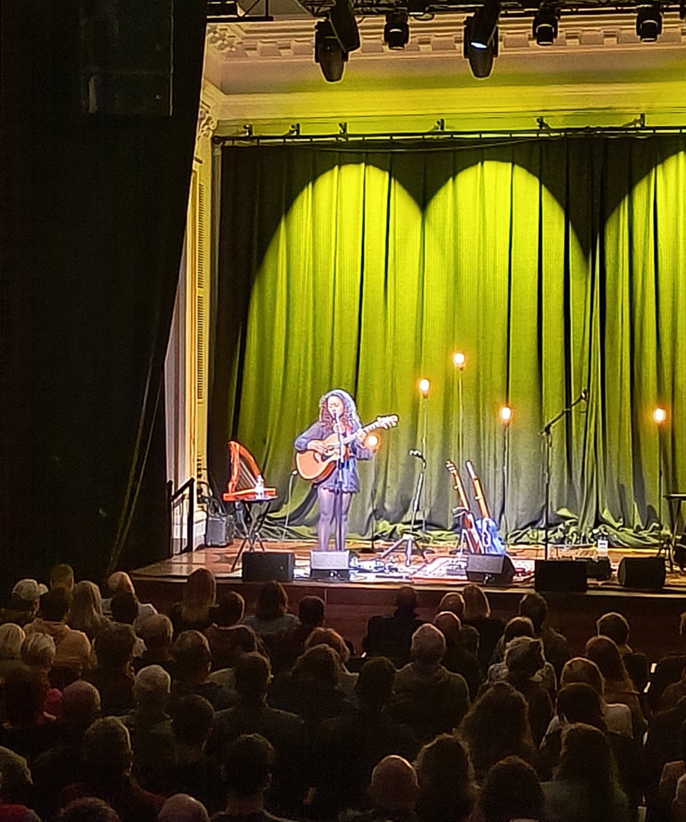 Some soulful, laid back sounds from @thejohnsmith at @Bristol_Beacon Lantern last night. Support from @lizzienoisdead who flew in from the States for the tour!