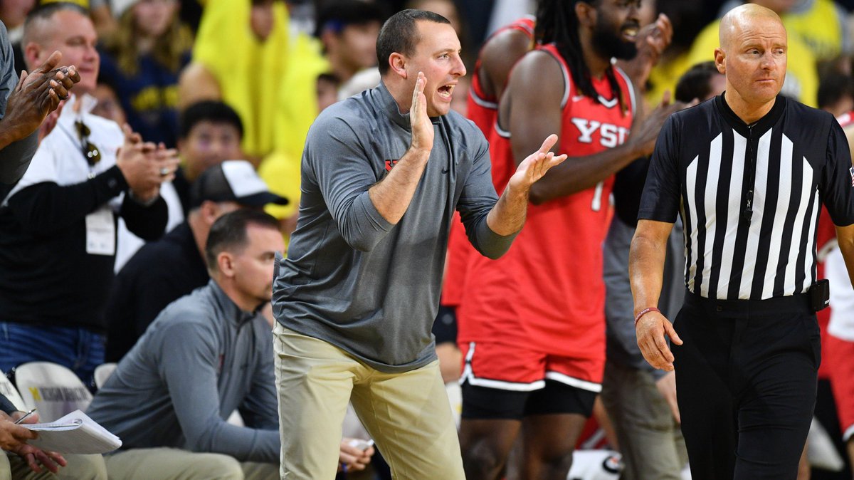 With Jerrod Calhoun’s leave from the men’s basketball team, Ethan Faulkner has become head coach. Read the story by John Ostapowicz today.

First photo by Dylan Lux / The Jambar, second photo courtesy of ysusports.com

#ysu #thejambar #jambartv