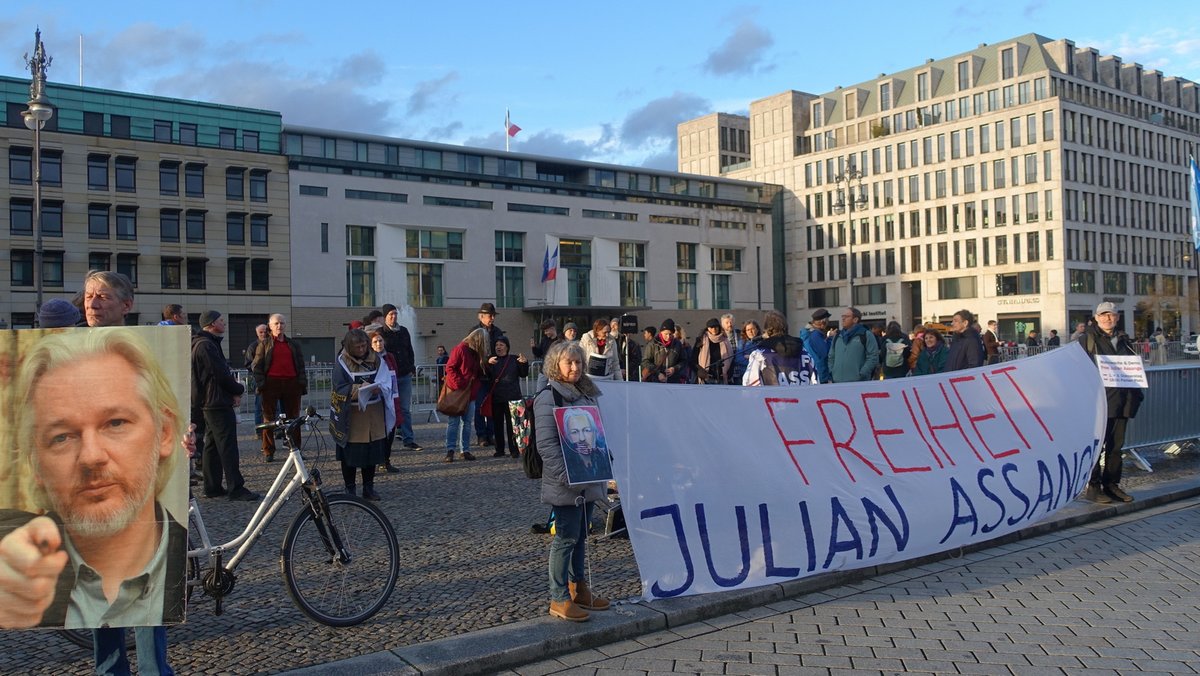 Heute gegenüber den Botschaften von US & UK ➡️Freiheit für #JulianAssange - Sofort! ➡️#Unterschriften für Briefe an @Bundeskanzler & @ABaerbock - Setzen Sie sich unüberhörbar für die Freilassung des australischen Journalisten ein!