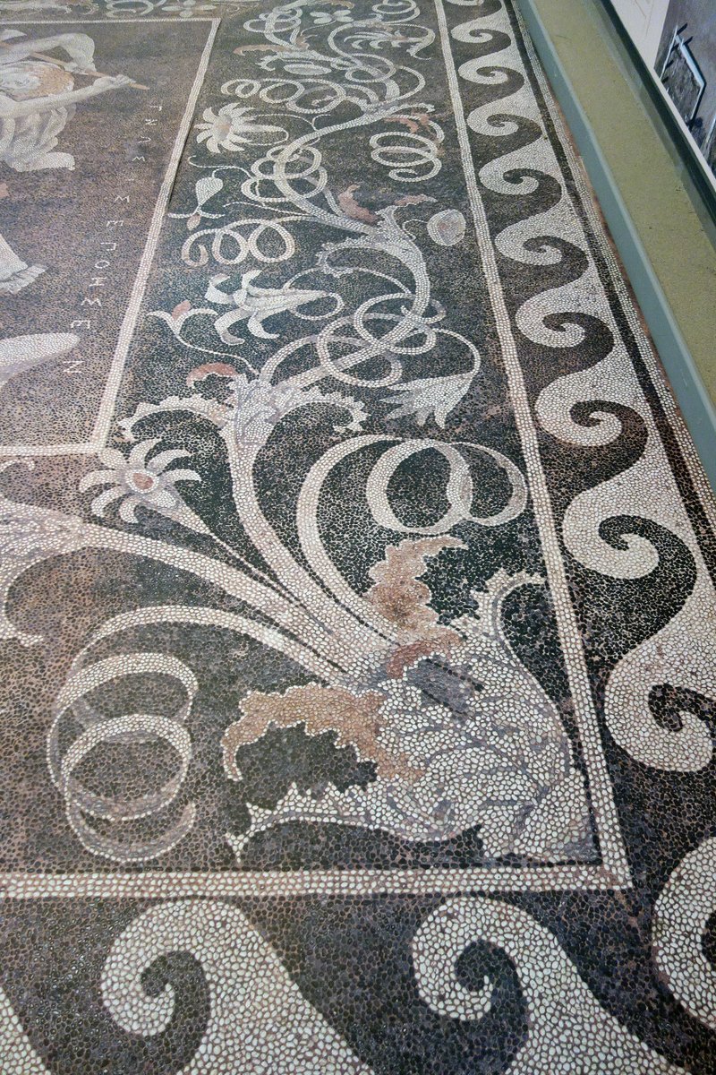 Mosaico de la cacería del ciervo. Pavimento de la llamada Casa de Elena. 325-300 a.C. Pella. Museo del sitio. Algunos autores afirman que los cazadores representados serían el propio Alejandro y Hefestión. Es uno de los mejores ejemplos de arte musivario griego jamás conservado.