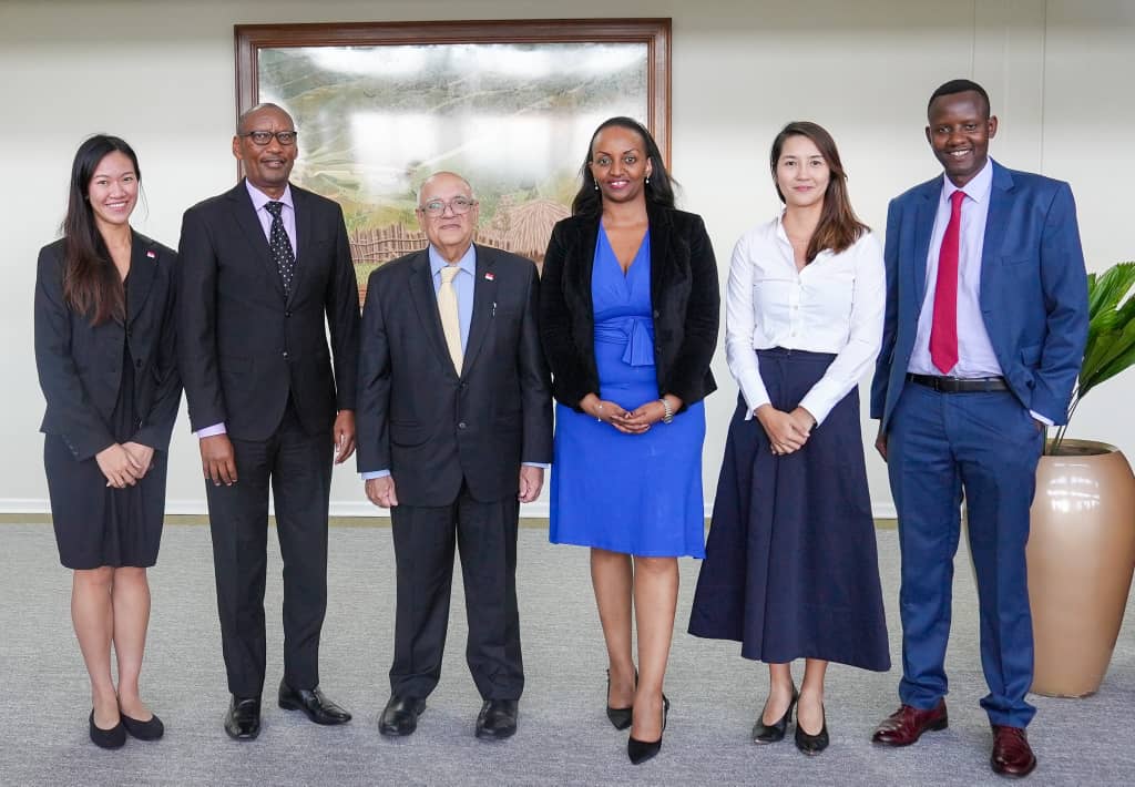 ANARwandaNews's tweet image. High Commissioner of Singapore Visits Governor @rwangombwajRW to Discuss Rwanda&apos;s Imbaraga SME Ecosystem Progress, a Joint Initiative for SME Financing. @BDF_rw @MAS_sg #BNREngage 
#KnowYourCentralBank 
#RwandaDevelopment #SMEs 
#EconomicGrowth