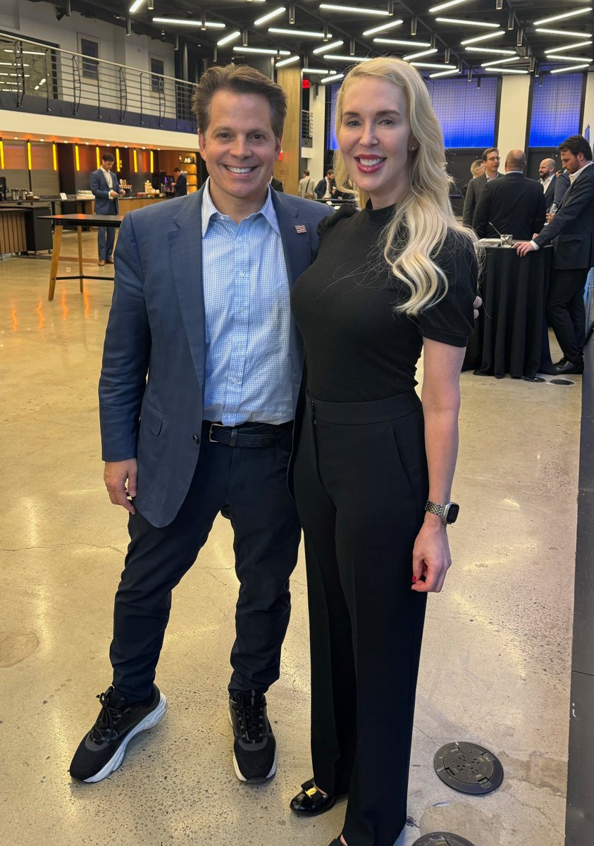 I thought I'd be starstruck meeting @Scaramucci at our @MarketsGrp Private Wealth Forum, but he was so easy to talk to. A legendary figure, yet incredibly approachable (and pretty funny). Now I'm going to buy #Bitcoin! Stay tuned for his video interview... #MarketsGroupPW