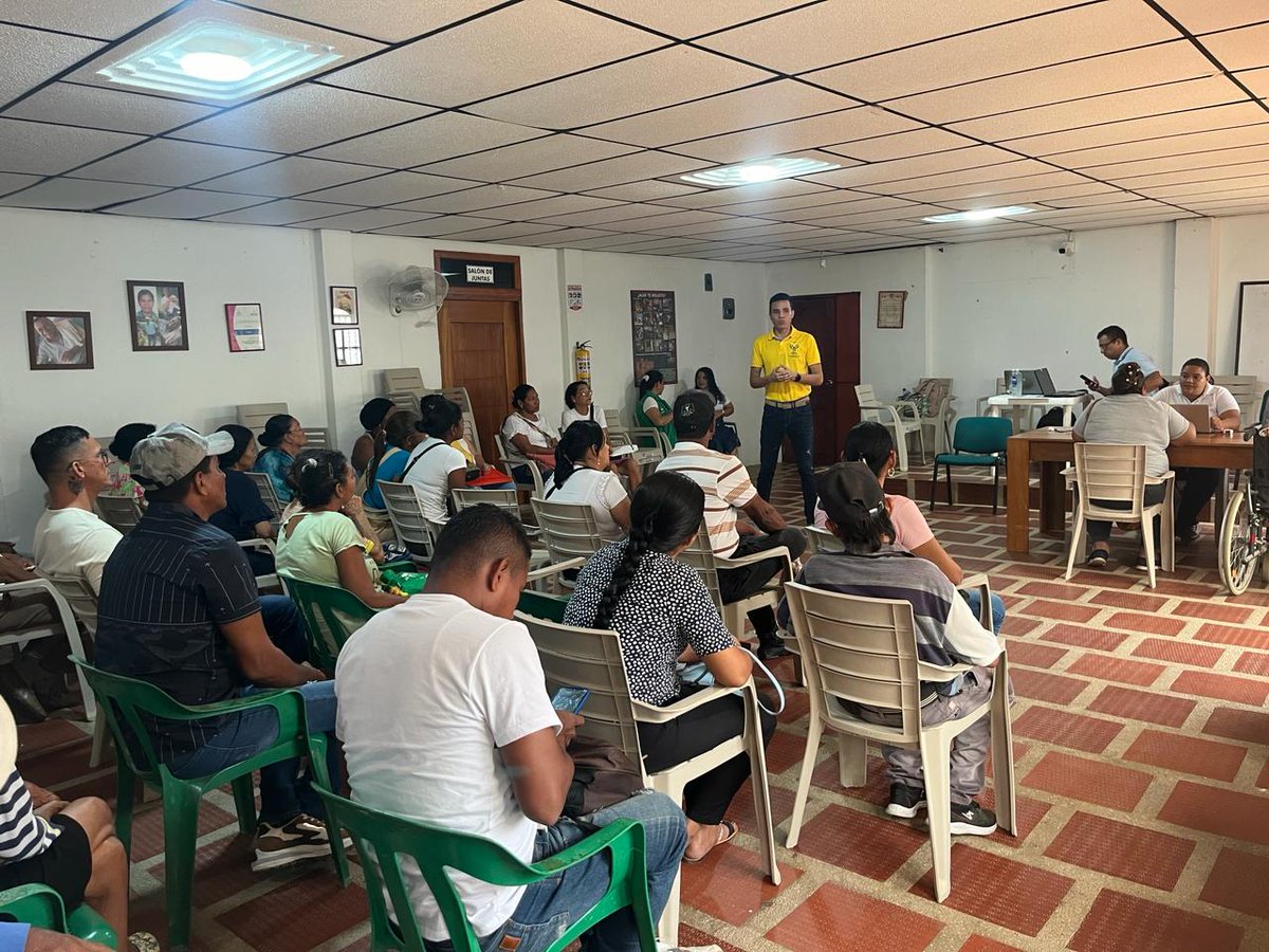 URestitucion's tweet photo. En #Tamalameque, centro-occidente de #Cesar, más de 100 víctimas fueron atendidas por la #URT, a quienes se les socializó el alcance de la 📄Ley 1448. ✅Durante dos días de trabajo se orientaron de forma directa a 50 personas y se recepcionaron nuevas solicitudes de restitución. https://t.co/lbuj0GBmWu