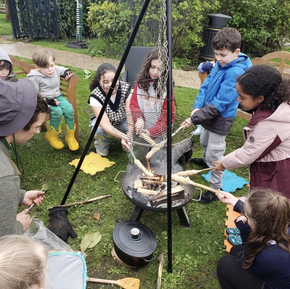 This week has been #CommunityGardenWeek, and we've had the pleasure of hosting @PlayroomVintage and their half-term kid's club in our community garden.🌳🌺🐛

Thank you to Vintage Playroom for holding this fantastic event and teaching young people new skills and hobbies.🐞