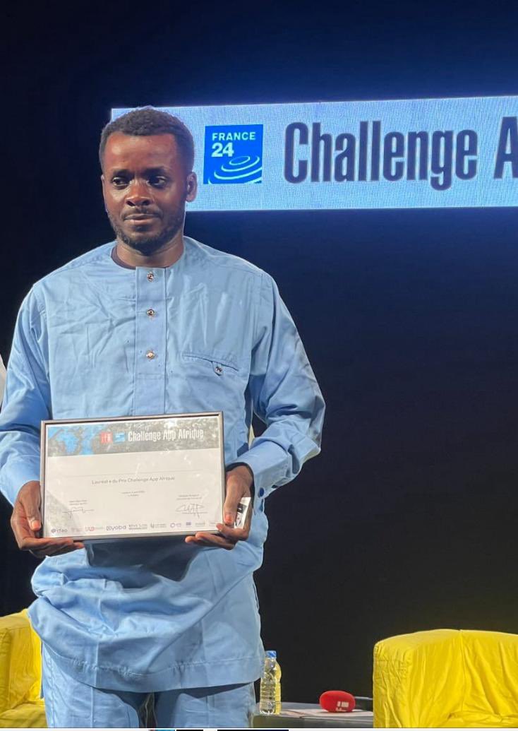 🏆📲 Bravo à@Divinkoueba1, notre lauréat congolais du 8ème Challenge @AppAfrique organisé par @RFI et @FRANCE24! Cette édition, dont la finale se tenait à l’Institut français d’Abidjan, visait à récompenser les innovations numériques au service d’une agriculture durable ⤵️
