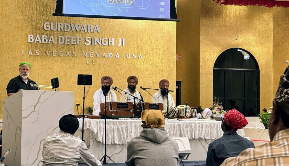 FBILasVegas's tweet photo. Last night, during Guru Ka Langar, ASAC Johnson was honored to share brief remarks on the FBI's commitment to better serve our shared community. We look forward to continued partnership! #Community #Outreach https://t.co/jbfbVV50pl
