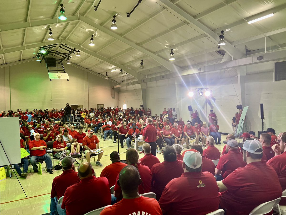 On April 2nd, I was honored to open bargaining with the leadership and Bargaining committee for the UAW Daimler Truck group. We also held a huge rally where I met hundreds of fired up workers who are ready to a Stand Up for their fair share of the profits their work creates!!