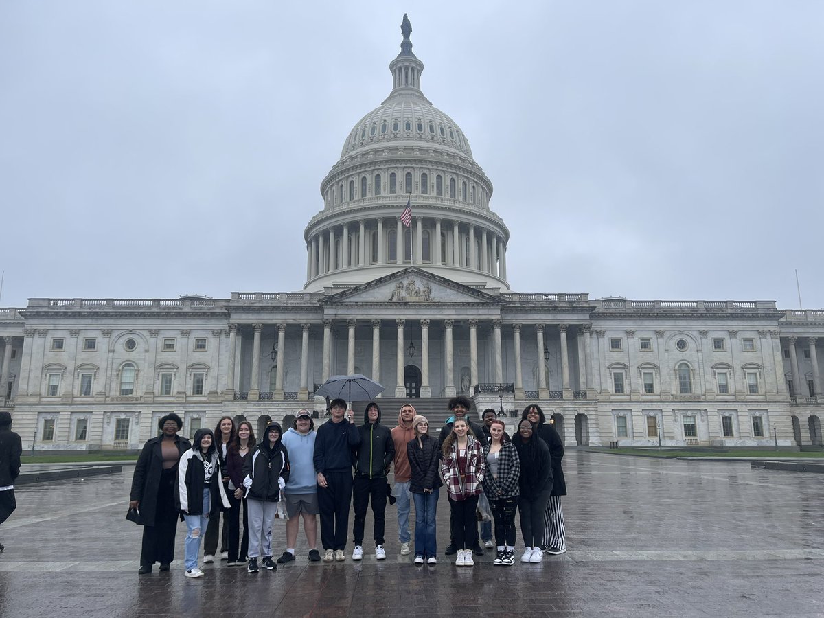MsJensenMCHS's tweet photo. Finished up our time in a *very* rainy DC! On our way to NYC now ☺️ #SeniorTrip2024 https://t.co/tndT4A55Y9