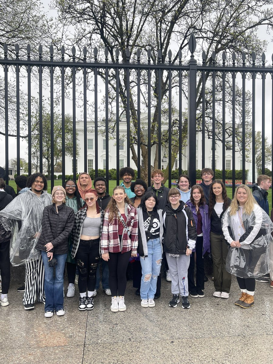MsJensenMCHS's tweet photo. Finished up our time in a *very* rainy DC! On our way to NYC now ☺️ #SeniorTrip2024 https://t.co/tndT4A55Y9