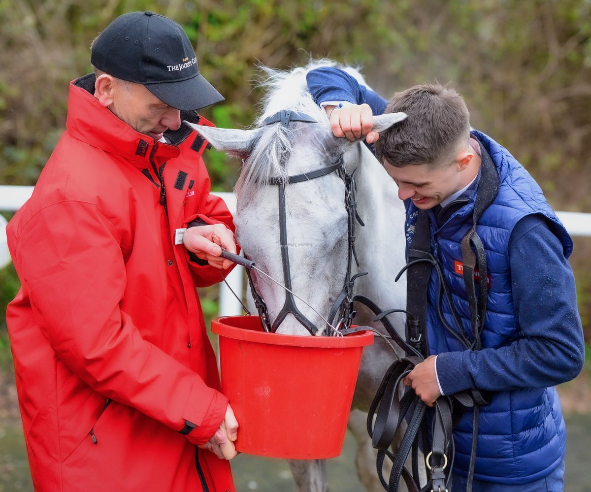 I saw much love at Cheltenham from stable staff to their horses. I don't think it's just elation but also relief that their 'best friends' are safe + going home. Here is another example. Grey Dawning + Matthew. Matthew's body language + his grip on his horse's ear is pure love.