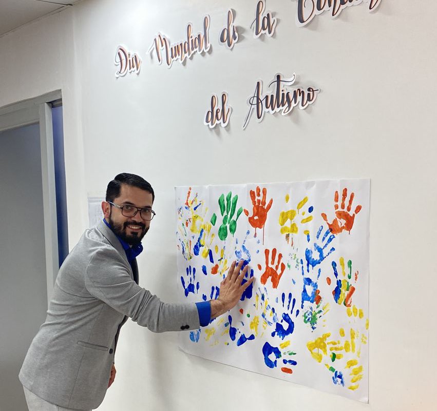 HIAyoraLoja's tweet photo. #ElNuevoEcuador | Culminada la capacitación, los asistentes participaron de manera lúdica en un mural, como símbolo de compromiso y trabajo unificado a favor de los pacientes que padecen esta condición de salud. https://t.co/Mv1ECruRjF