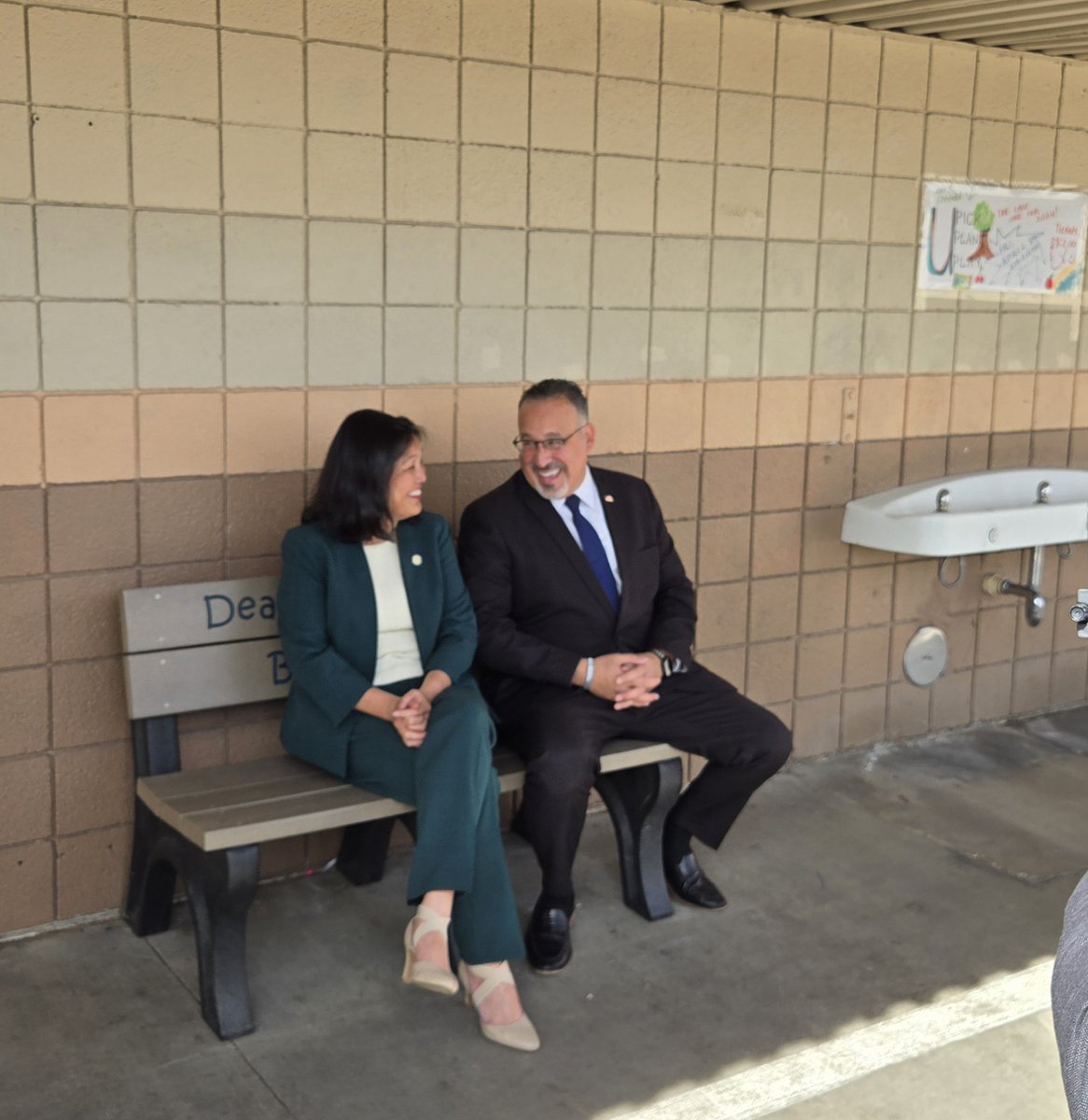 Thanks for visiting! ⭐ @usedgov @SecCardona and @USDOL @ActSecJulieSu share a laugh on the Buddy Bench at Dearing ES.