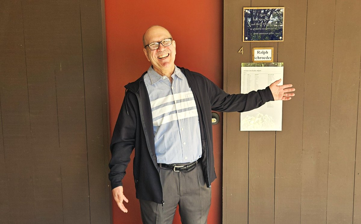 You know we love it when former fellows come back to the hill for a visit. Yesterday, it was education scholar & @AERA_EdResearch fellow Mark Warren, here seen haunting the study he occupied during his 2019-20 CASBS fellowship year 😏