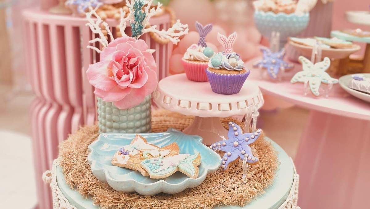 Feast your eyes on this mesmerizing mermaid birthday party! The cupcakes are so pretty! catchmyparty.com/parties/boho-m… #catchmyparty #partyideas #mermaid #mermaidparty #underthesea #undertheseaparty #girlbirthdayparty