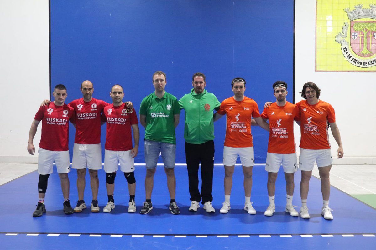fedpival's tweet photo. INTERNACIONAL ⚪️ La Selecció Valenciana masculina passa a semifinals de One Wall com a segona de grup. Jugarà demà les semifinals davant l'equip de Bèlgica

🔴 C. Valenciana 2 ✅
🔵 França 1

🔴 C. Valenciana 2 ✅
🔵 Itàlia 0

🔴 C. Valenciana 0
🔵 País Basc 2 ✅

#moulapilota https://t.co/xZKG4Frwdb
