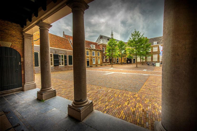 Mensen-mens gezocht! Onze expositie Canon van Dordrecht  is pas drie weken open en krijgt al zóveel bezoekers, dat het Augustijnenhof van mei t/m septemer óók zaterdag open zal zijn. Wie vindt het leuk om dan  gastvrouw of gastheer te zijn? Reageer dan op:
drechtmatcht.nl/vacature/592/