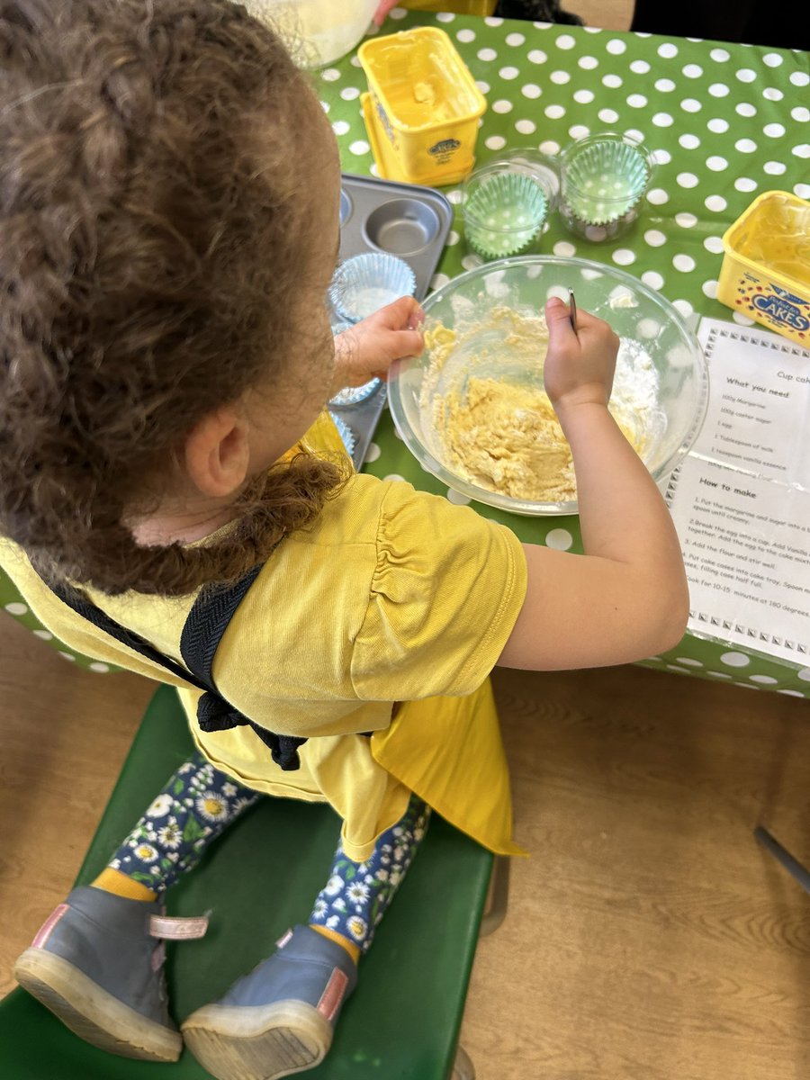 Katy__Perry's tweet image. Fabulous time @AdoptionEM young people’s event today. Crafting, baking and animal handling. #family