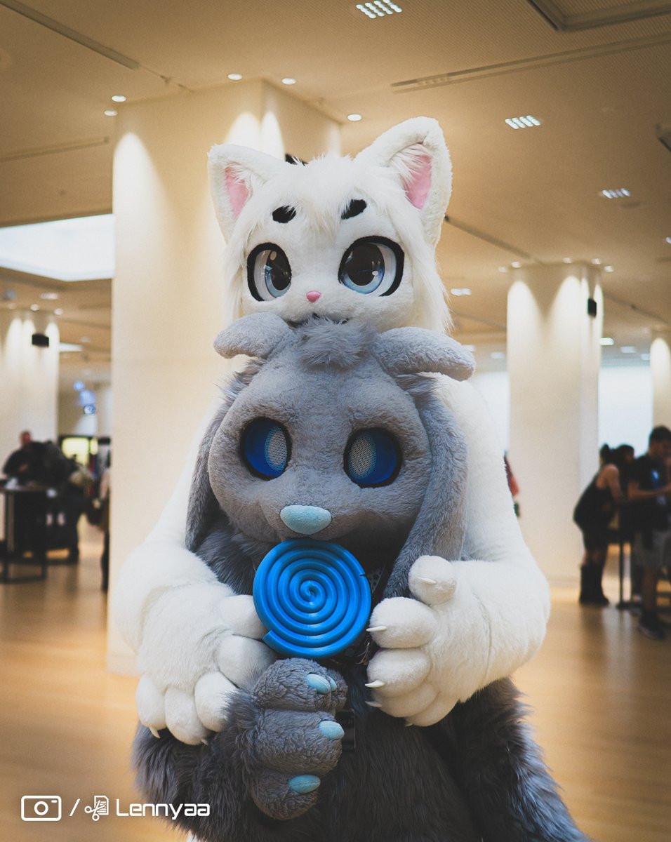 🐱nom! ⚫️nom!🍭
⚫️<a href="/smallOrio/">Orio/Vyrn</a> 
⚪️<a href="/LennyaaFluff/">Lennyaa ➡️CFZ</a>
#ef27 #fursuit #kemono